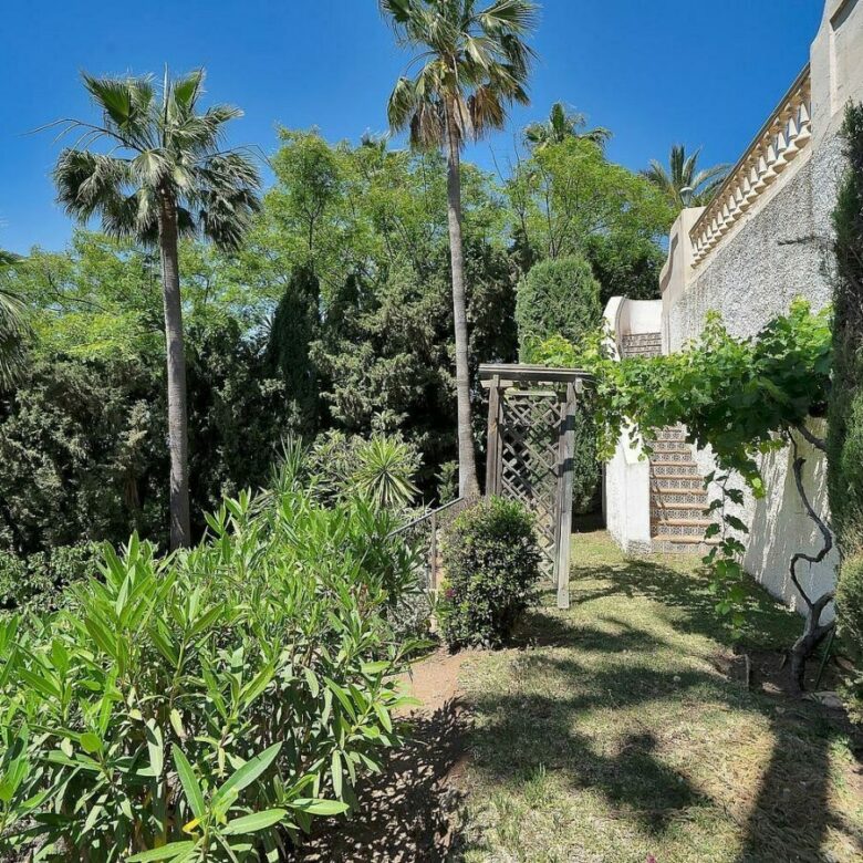 Six-bedroom villa with panoramic sea views and pool in Hacienda Las Chapas, Marbella East