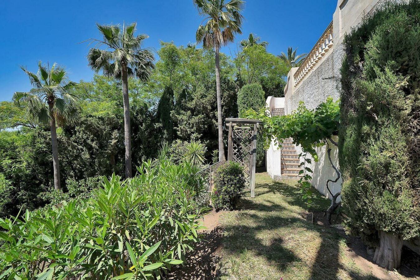 Six-bedroom villa with panoramic sea views and pool in Hacienda Las Chapas, Marbella East
