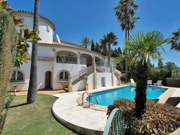 Six-bedroom villa with panoramic sea views and pool in Hacienda Las Chapas, Marbella East