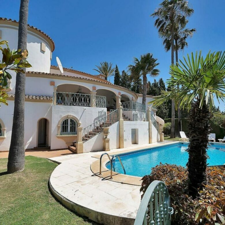 Six-bedroom villa with panoramic sea views and pool in Hacienda Las Chapas, Marbella East