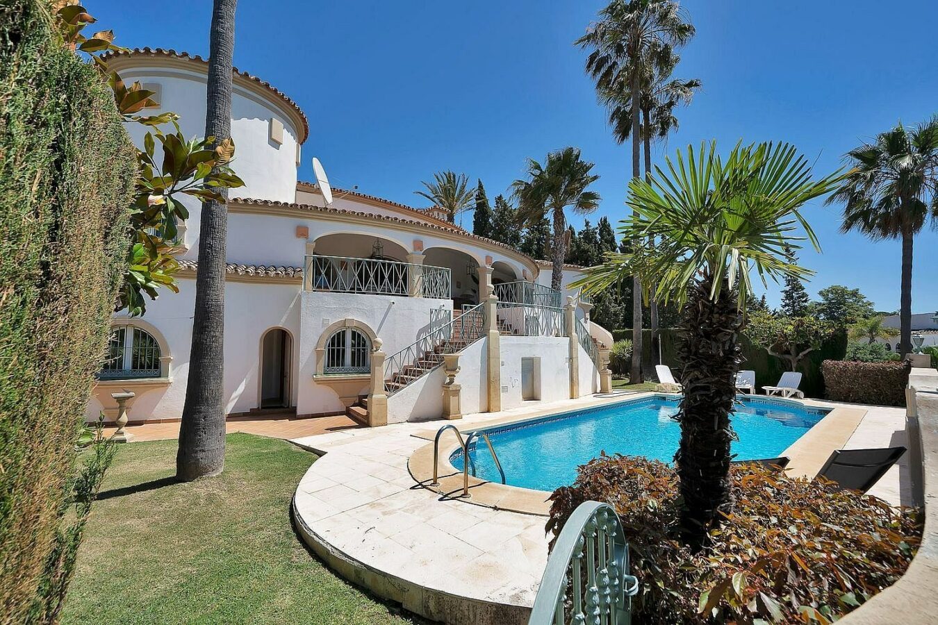 Six-bedroom villa with panoramic sea views and pool in Hacienda Las Chapas, Marbella East