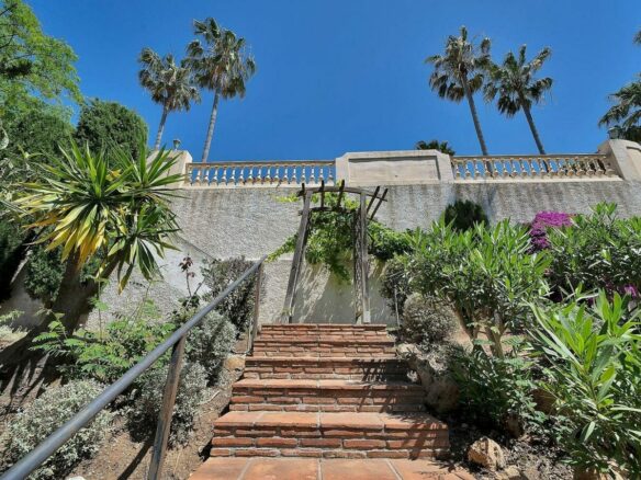 Six-bedroom villa with panoramic sea views and pool in Hacienda Las Chapas, Marbella East
