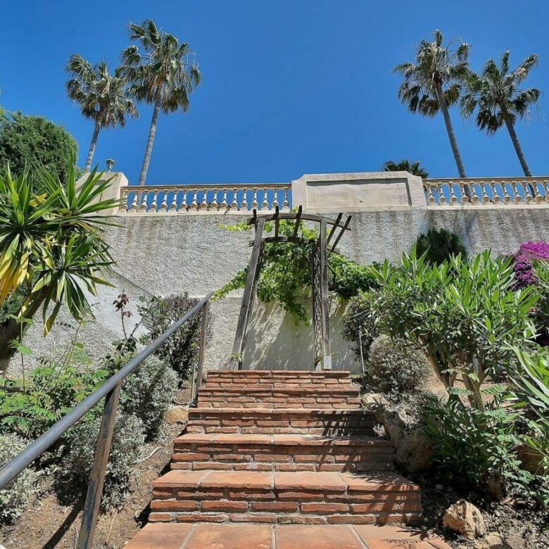 Six-bedroom villa with panoramic sea views and pool in Hacienda Las Chapas, Marbella East