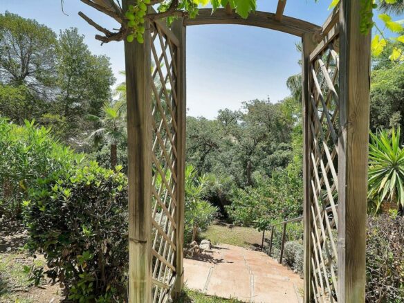 Six-bedroom villa with panoramic sea views and pool in Hacienda Las Chapas, Marbella East