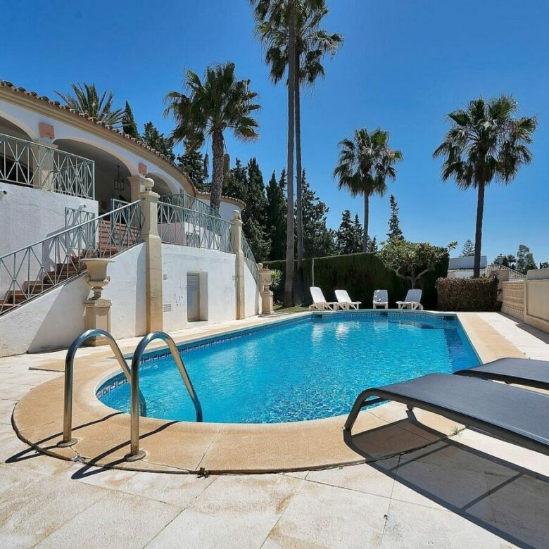 Six-bedroom villa with panoramic sea views and pool in Hacienda Las Chapas, Marbella East