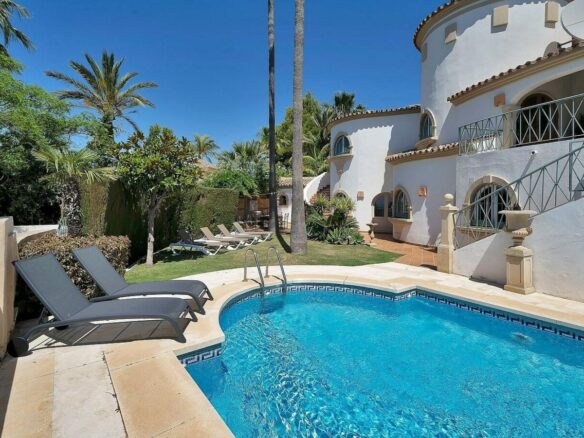 Six-bedroom villa with panoramic sea views and pool in Hacienda Las Chapas, Marbella East