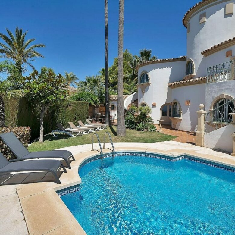 Six-bedroom villa with panoramic sea views and pool in Hacienda Las Chapas, Marbella East
