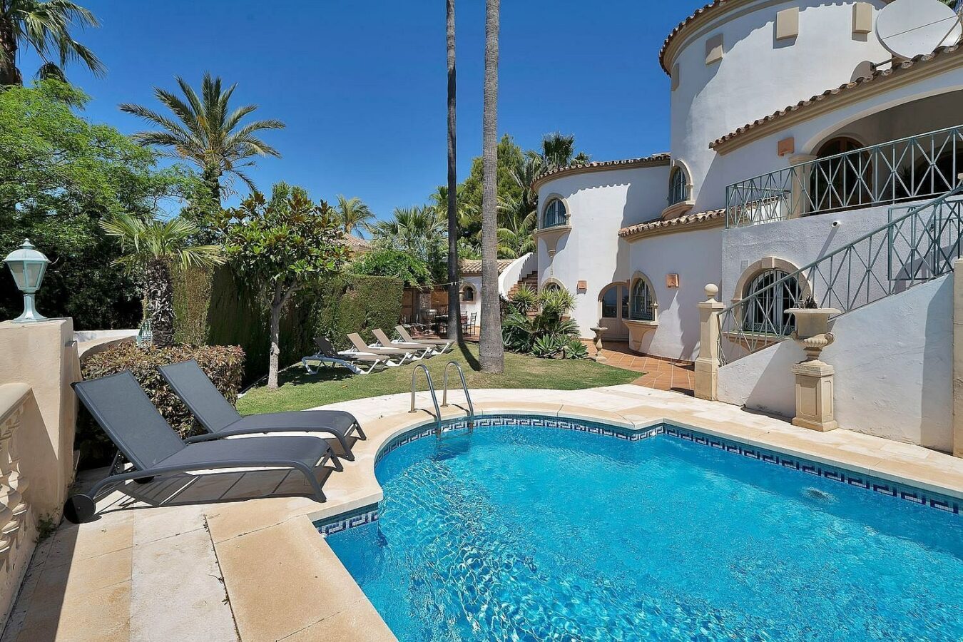 Six-bedroom villa with panoramic sea views and pool in Hacienda Las Chapas, Marbella East