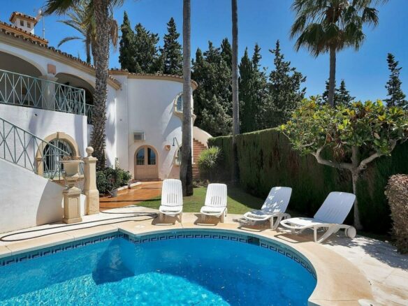 Six-bedroom villa with panoramic sea views and pool in Hacienda Las Chapas, Marbella East