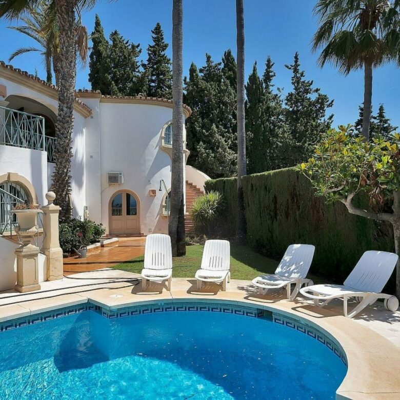 Six-bedroom villa with panoramic sea views and pool in Hacienda Las Chapas, Marbella East