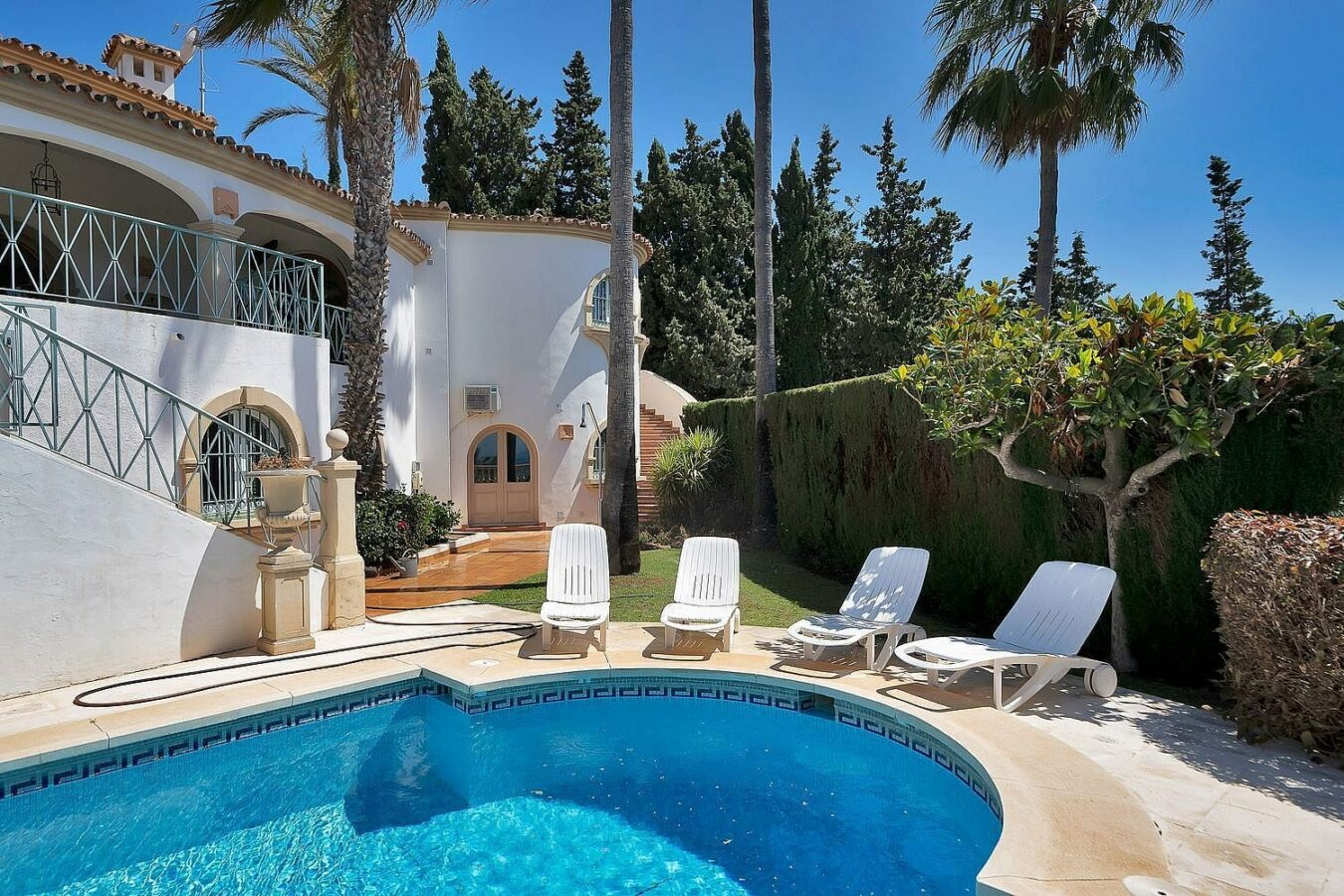 Six-bedroom villa with panoramic sea views and pool in Hacienda Las Chapas, Marbella East