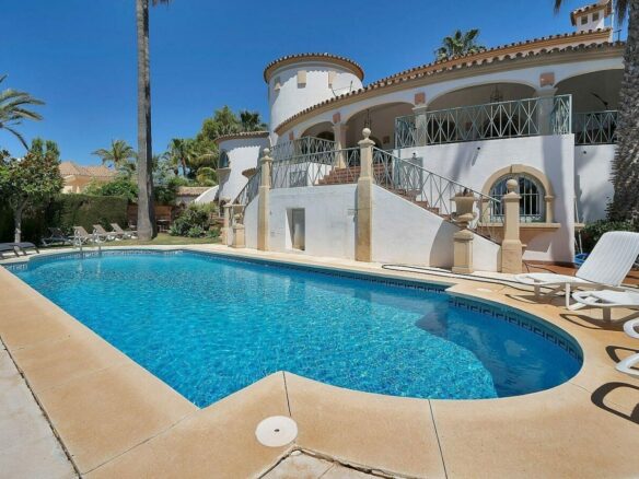 Six-bedroom villa with panoramic sea views and pool in Hacienda Las Chapas, Marbella East