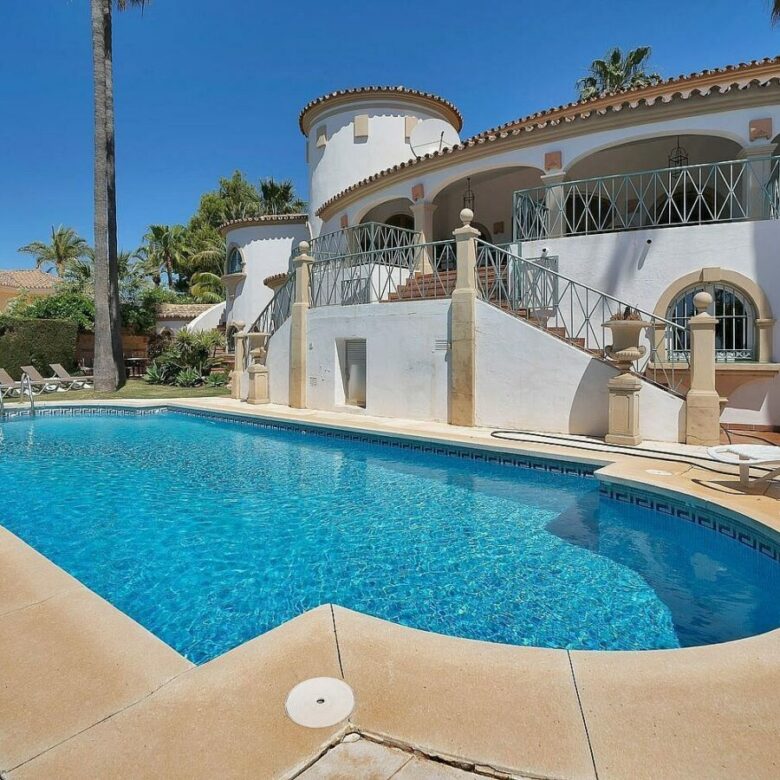 Six-bedroom villa with panoramic sea views and pool in Hacienda Las Chapas, Marbella East