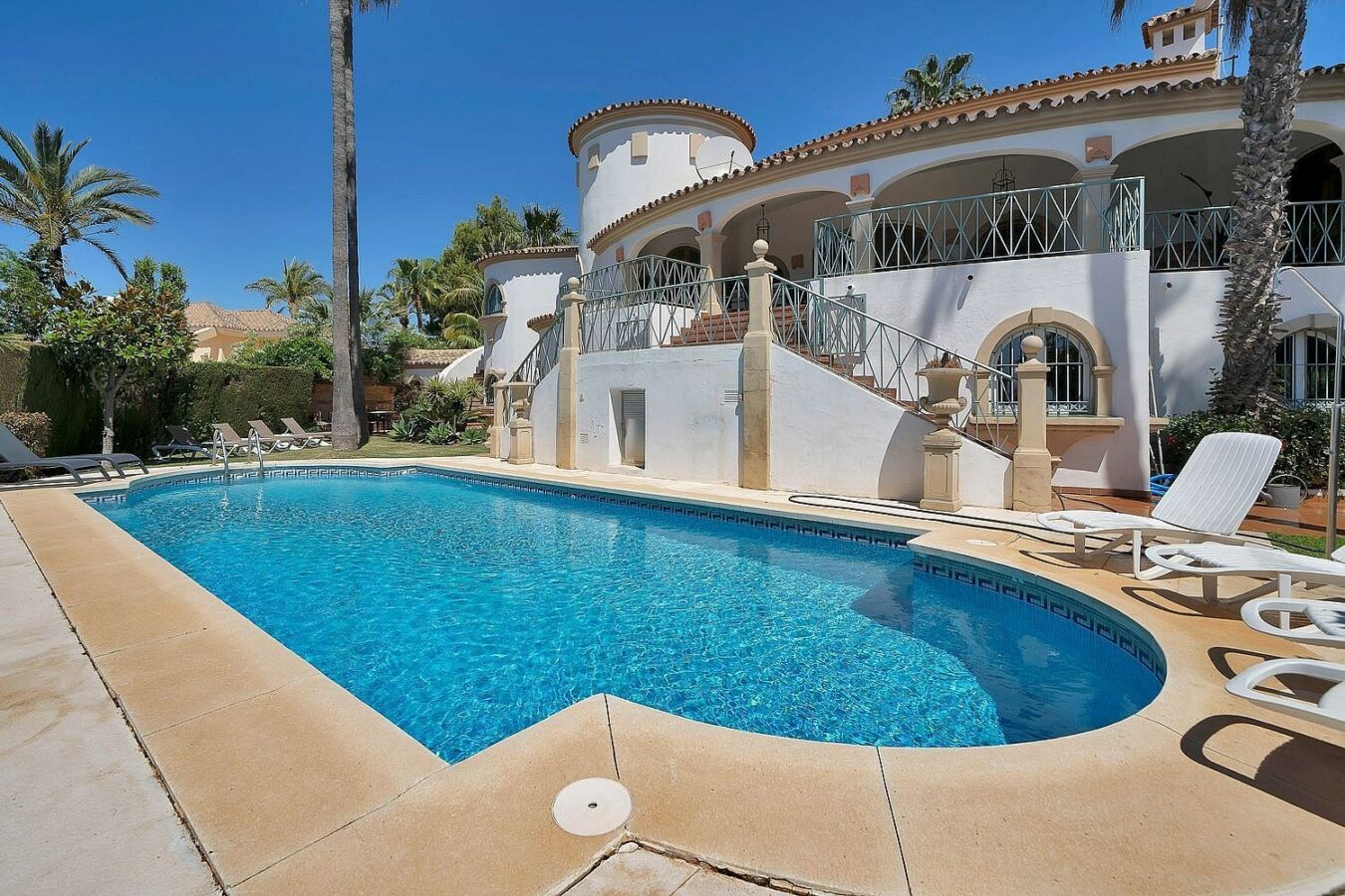 Six-bedroom villa with panoramic sea views and pool in Hacienda Las Chapas, Marbella East