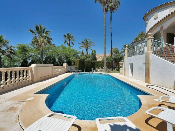Six-bedroom villa with panoramic sea views and pool in Hacienda Las Chapas, Marbella East