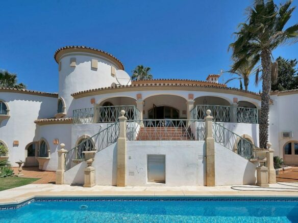 Six-bedroom villa with panoramic sea views and pool in Hacienda Las Chapas, Marbella East