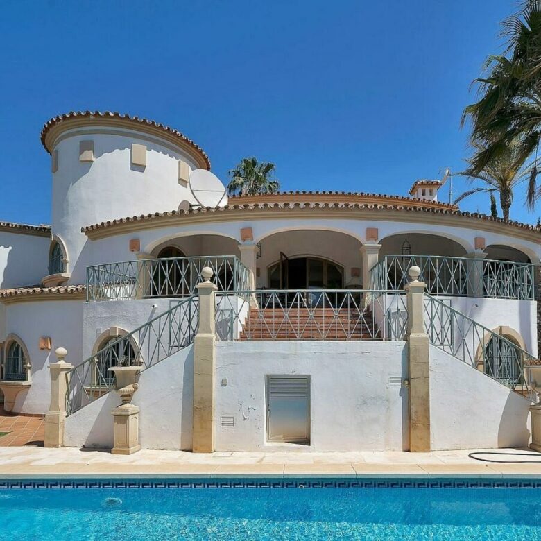 Six-bedroom villa with panoramic sea views and pool in Hacienda Las Chapas, Marbella East