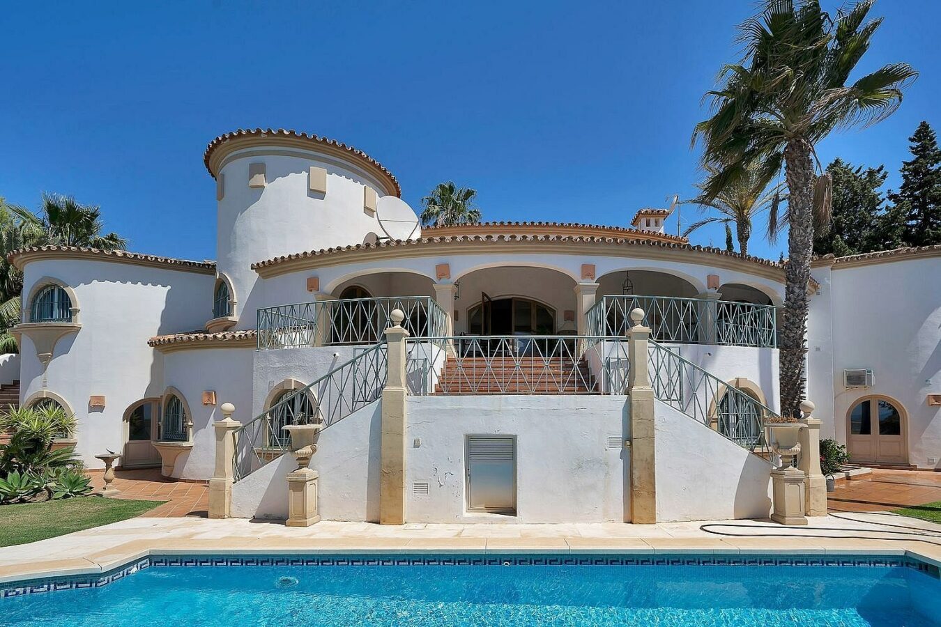 Six-bedroom villa with panoramic sea views and pool in Hacienda Las Chapas, Marbella East