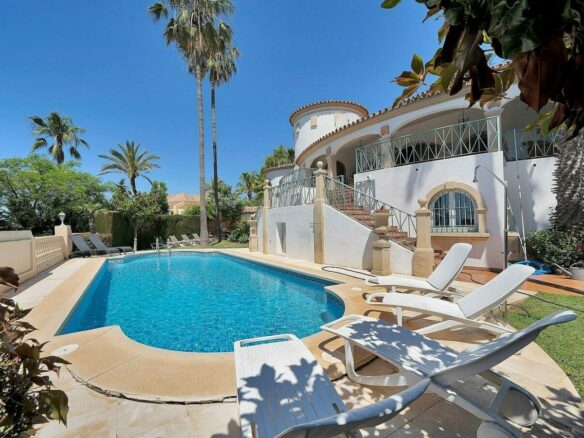 Six-bedroom villa with panoramic sea views and pool in Hacienda Las Chapas, Marbella East