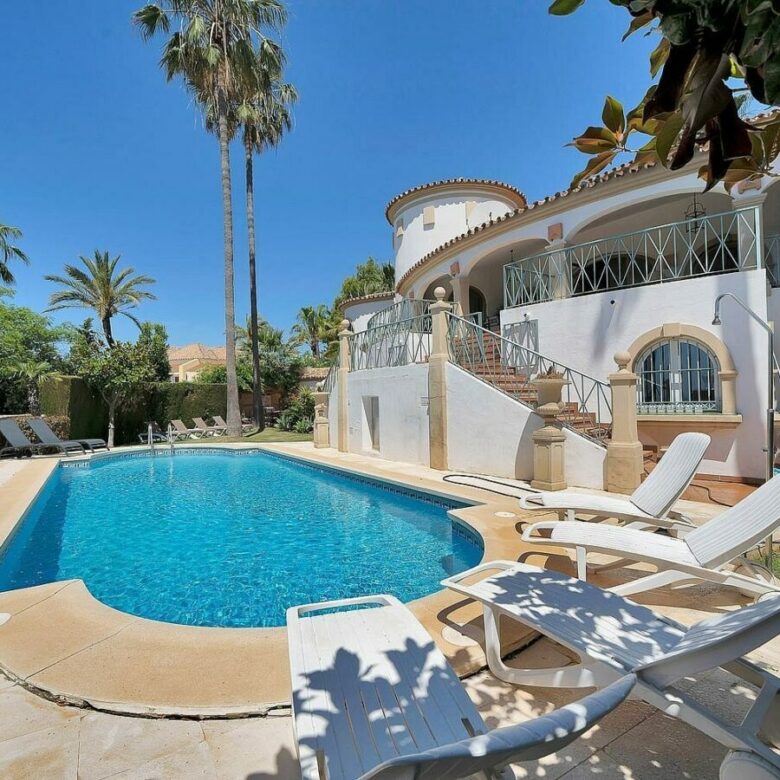Six-bedroom villa with panoramic sea views and pool in Hacienda Las Chapas, Marbella East