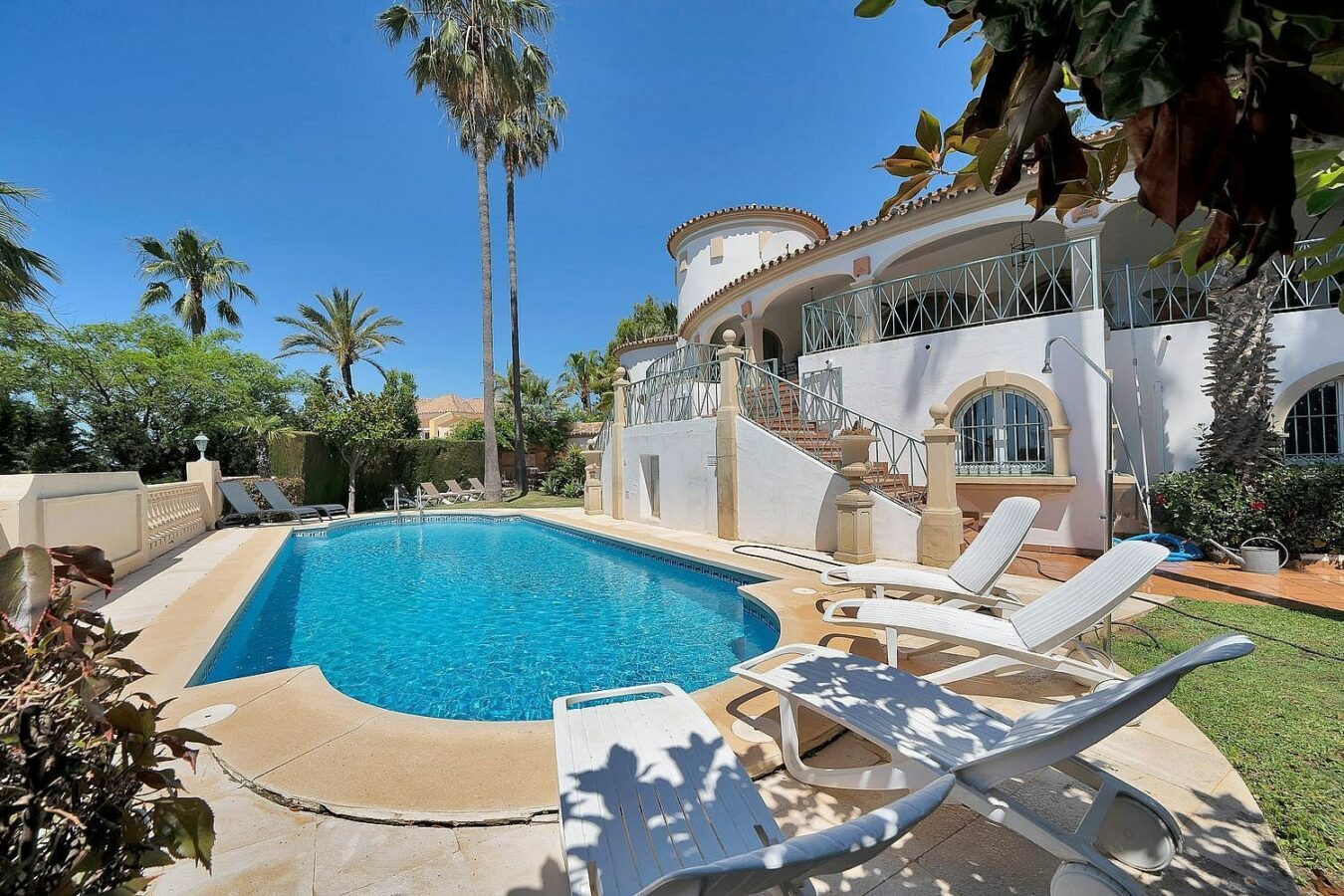 Six-bedroom villa with panoramic sea views and pool in Hacienda Las Chapas, Marbella East