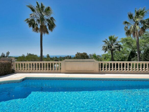 Six-bedroom villa with panoramic sea views and pool in Hacienda Las Chapas, Marbella East