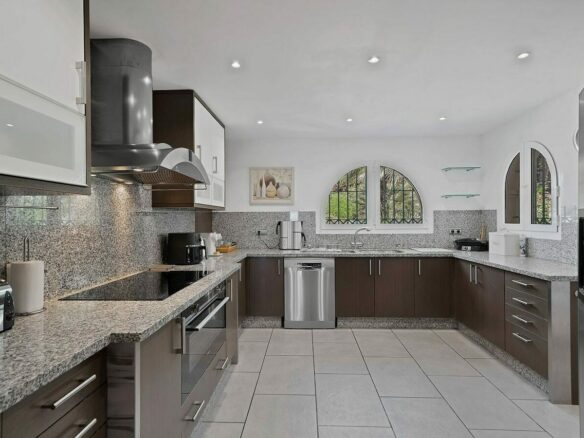 Six-bedroom villa with panoramic sea views and pool in Hacienda Las Chapas, Marbella East
