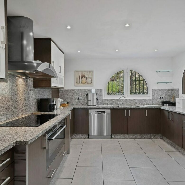 Six-bedroom villa with panoramic sea views and pool in Hacienda Las Chapas, Marbella East
