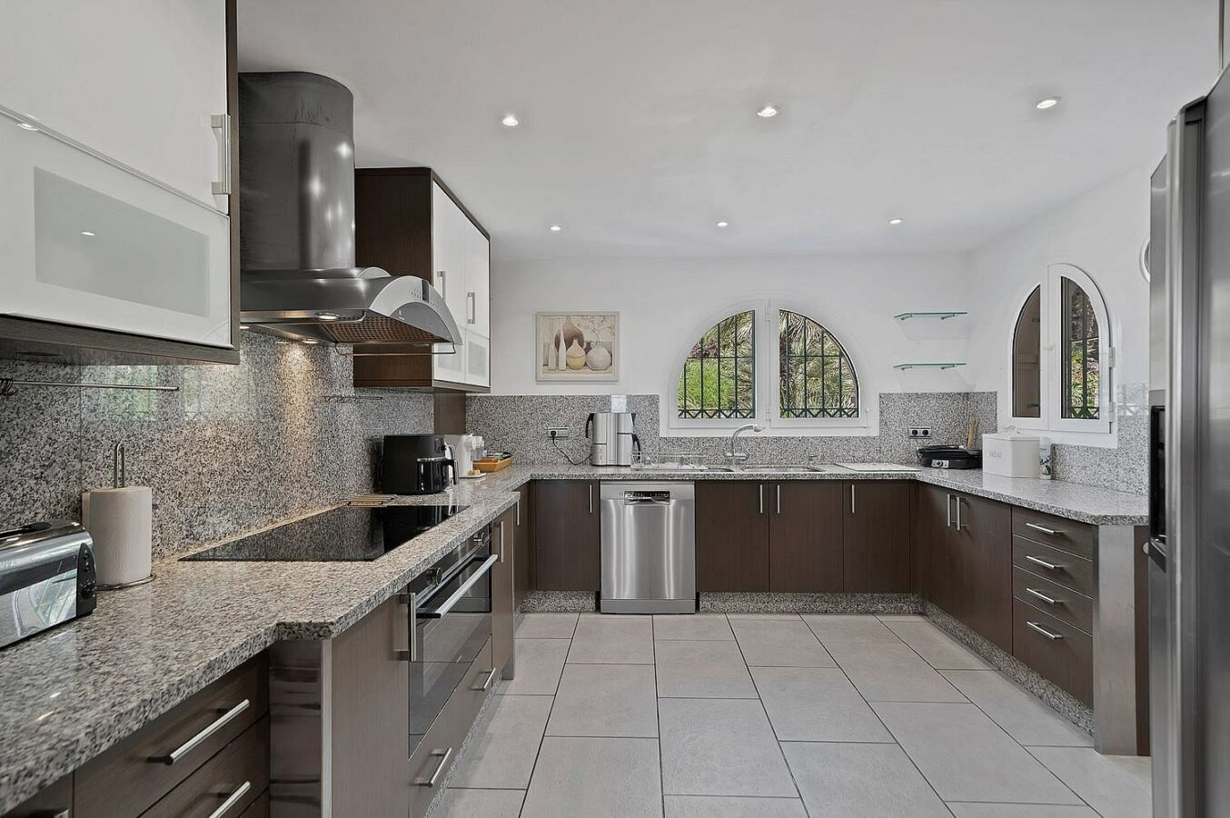 Six-bedroom villa with panoramic sea views and pool in Hacienda Las Chapas, Marbella East