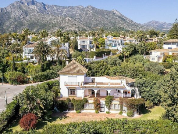 Sea view villa with renovation potential Rocio de Nagueles Golden Mile Marbella