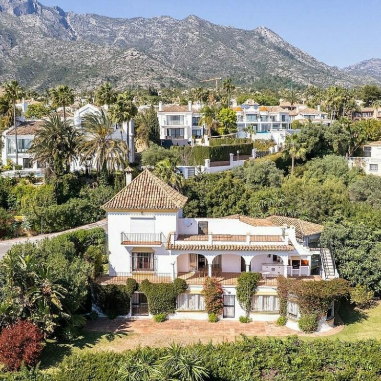Sea view villa with renovation potential Rocio de Nagueles Golden Mile Marbella