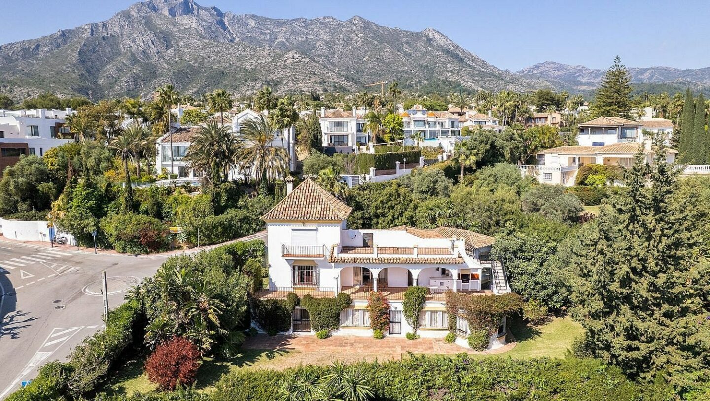 Sea view villa with renovation potential Rocio de Nagueles Golden Mile Marbella