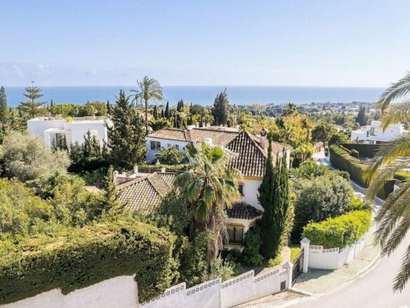 Sea view villa with renovation potential Rocio de Nagueles Golden Mile Marbella
