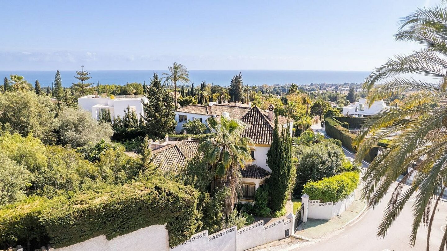 Sea view villa with renovation potential Rocio de Nagueles Golden Mile Marbella