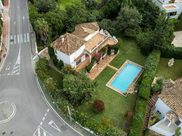 Sea view villa with renovation potential Rocio de Nagueles Golden Mile Marbella