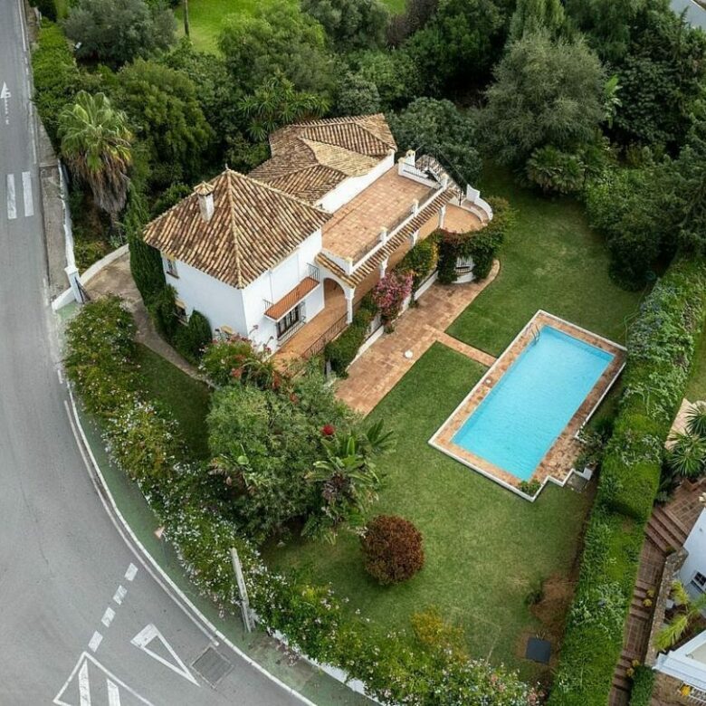 Sea view villa with renovation potential Rocio de Nagueles Golden Mile Marbella