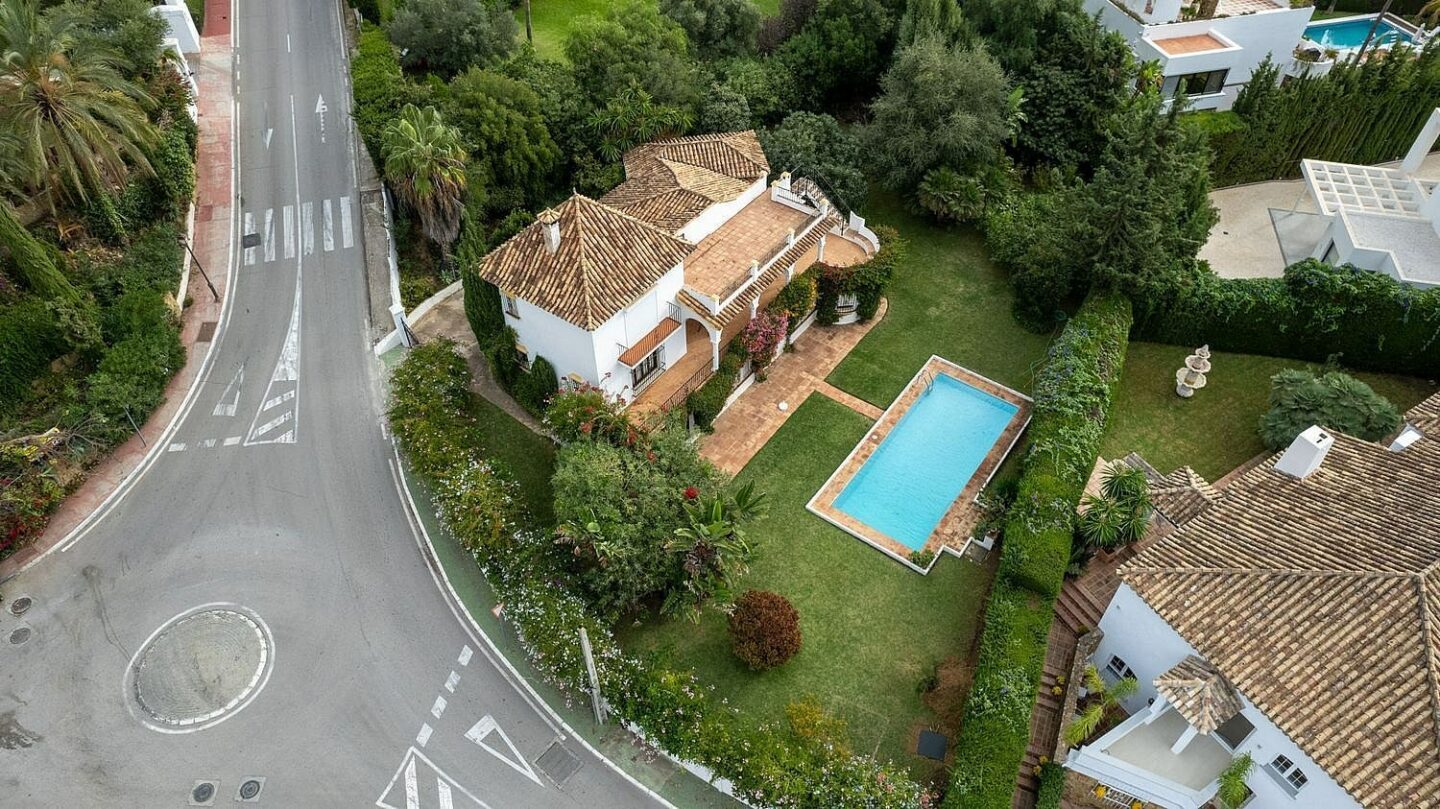 Sea view villa with renovation potential Rocio de Nagueles Golden Mile Marbella