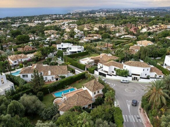 Sea view villa with renovation potential Rocio de Nagueles Golden Mile Marbella