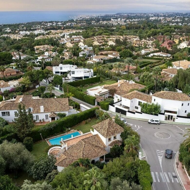Sea view villa with renovation potential Rocio de Nagueles Golden Mile Marbella
