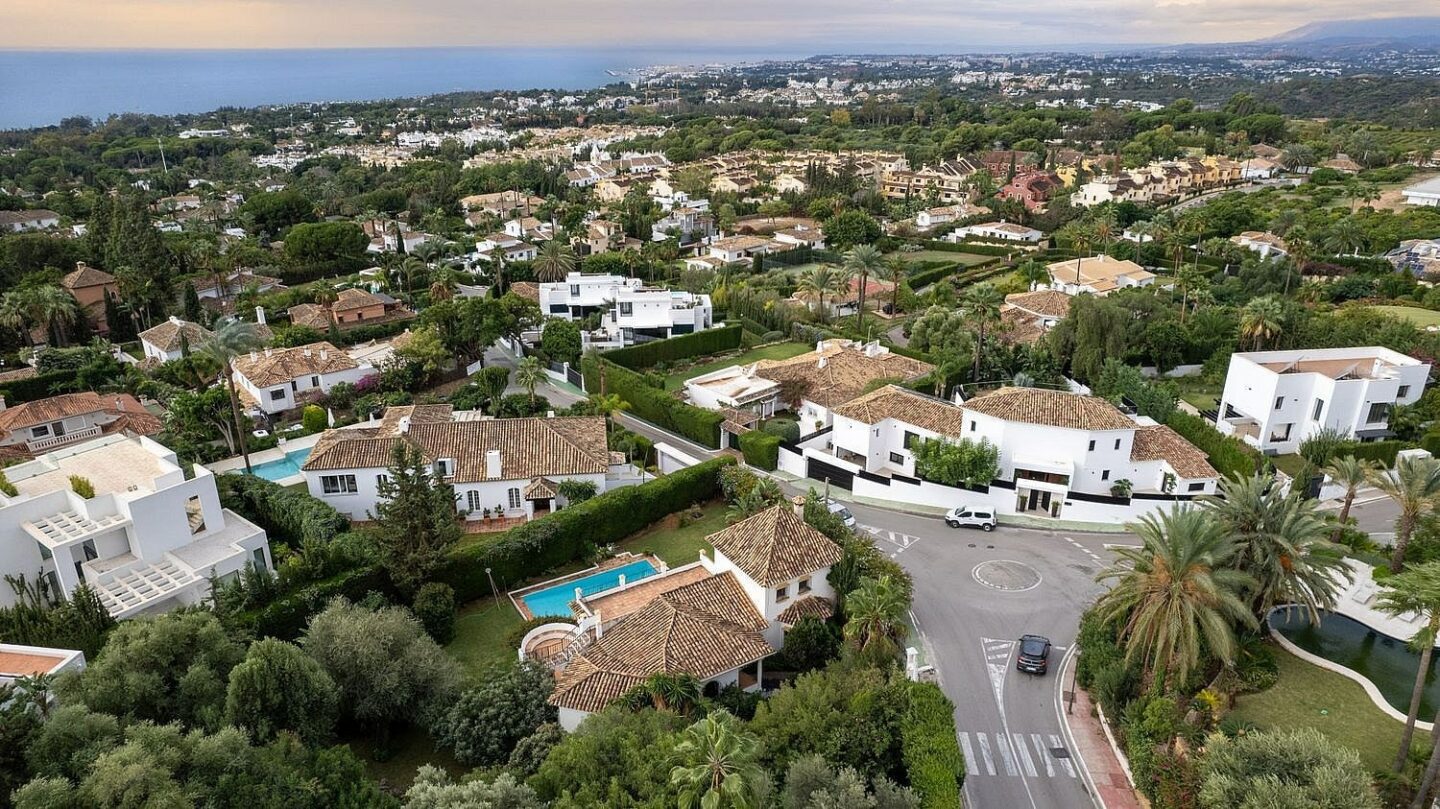 Sea view villa with renovation potential Rocio de Nagueles Golden Mile Marbella