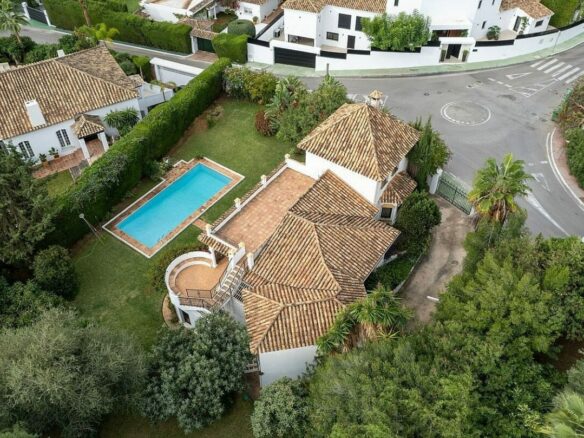 Sea view villa with renovation potential Rocio de Nagueles Golden Mile Marbella