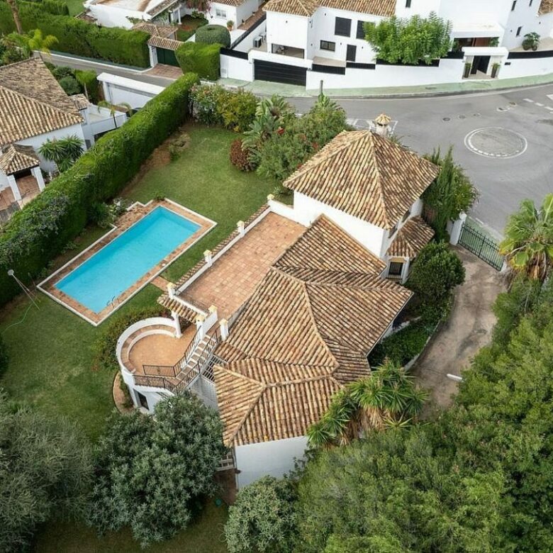 Sea view villa with renovation potential Rocio de Nagueles Golden Mile Marbella