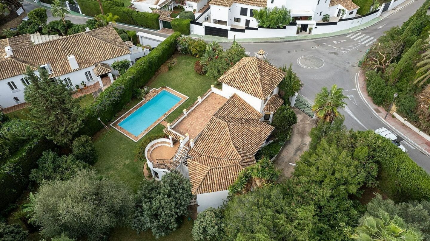 Sea view villa with renovation potential Rocio de Nagueles Golden Mile Marbella