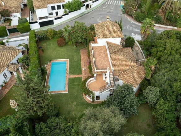 Sea view villa with renovation potential Rocio de Nagueles Golden Mile Marbella