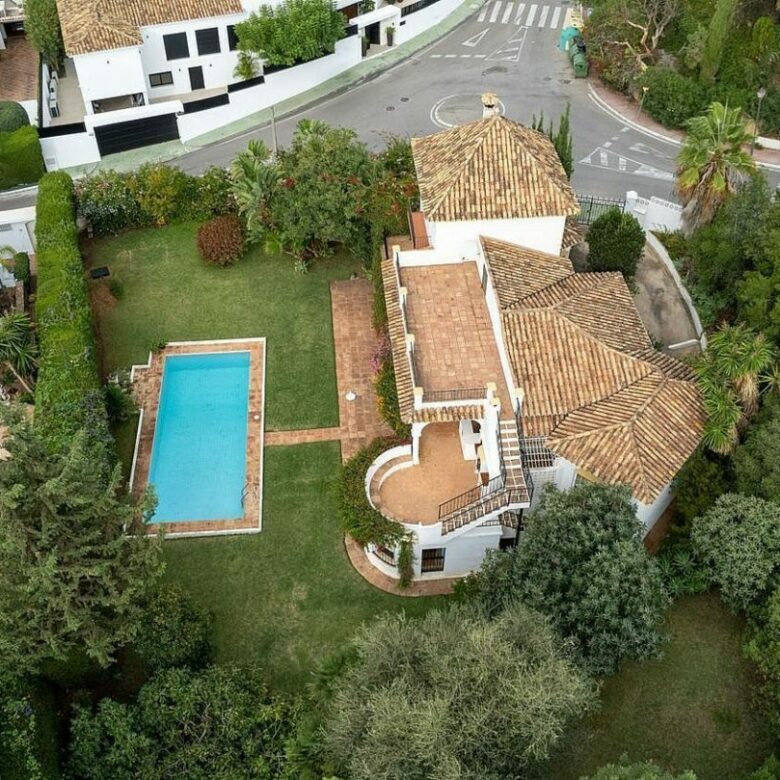 Sea view villa with renovation potential Rocio de Nagueles Golden Mile Marbella