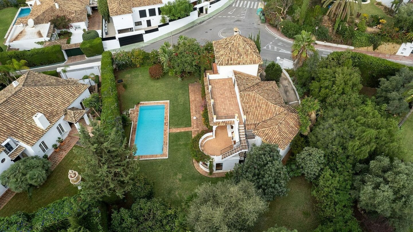 Sea view villa with renovation potential Rocio de Nagueles Golden Mile Marbella