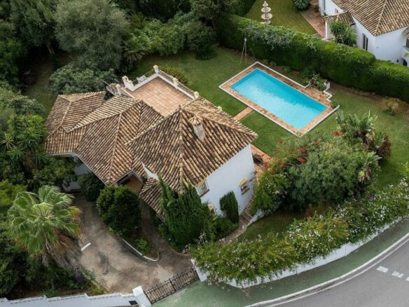 Sea view villa with renovation potential Rocio de Nagueles Golden Mile Marbella