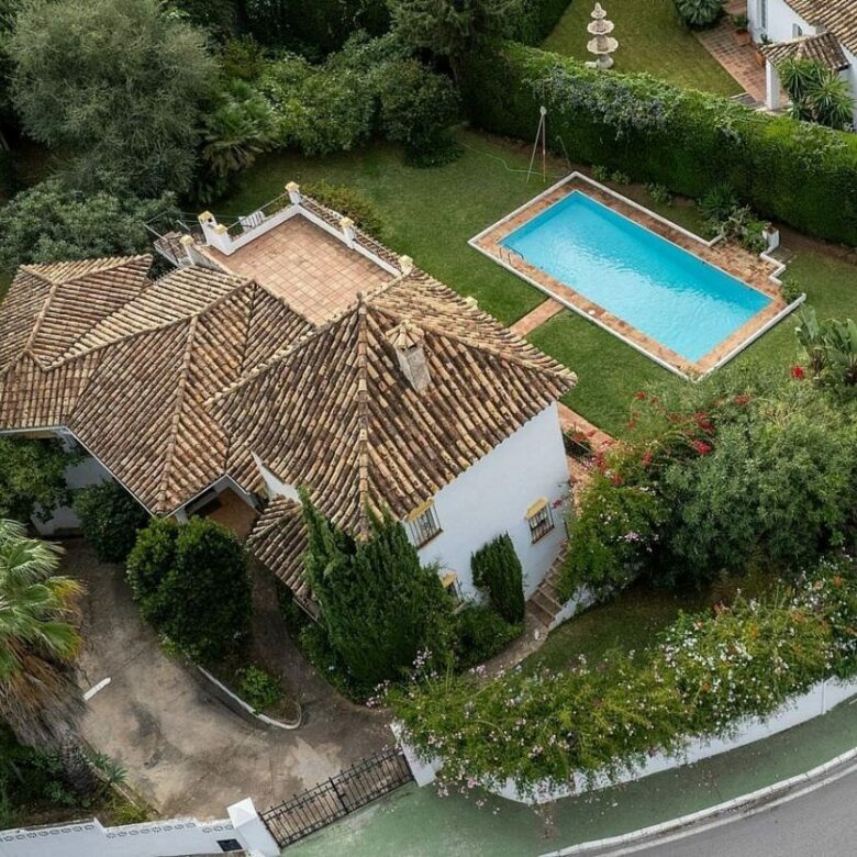 Sea view villa with renovation potential Rocio de Nagueles Golden Mile Marbella