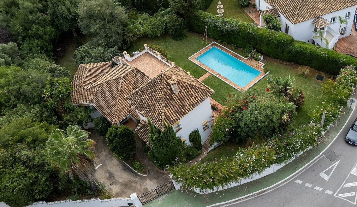 Sea view villa with renovation potential Rocio de Nagueles Golden Mile Marbella