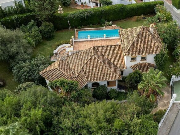 Sea view villa with renovation potential Rocio de Nagueles Golden Mile Marbella